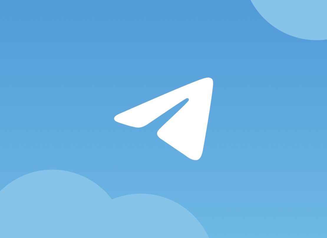 Logo des Telegram Messengers mit Himmel und Wolken im Hintergrund